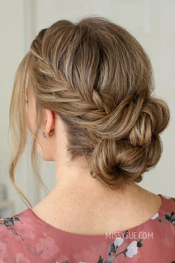 Foto de Moño despeinado con trenzas mini