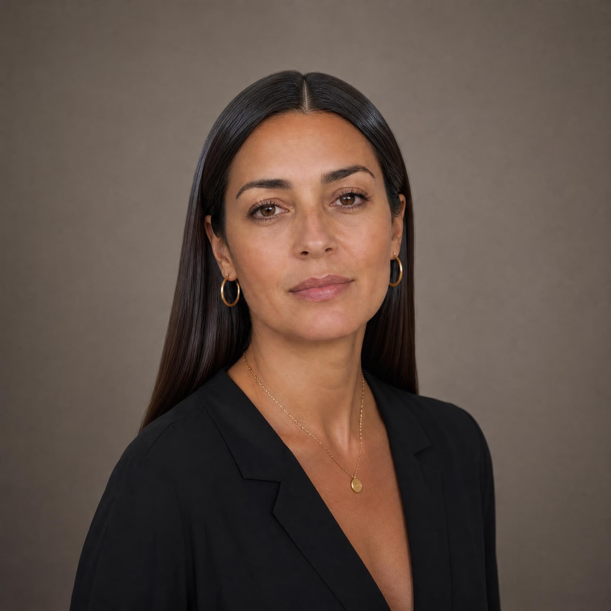 Melena lisa y brillante con raya al medio y puntas pulidas cayendo por detrás de los hombros