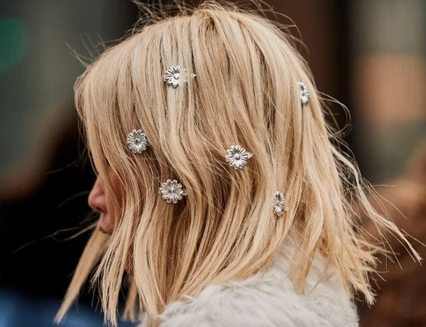 Foto de Melena suelta con accesorio joya