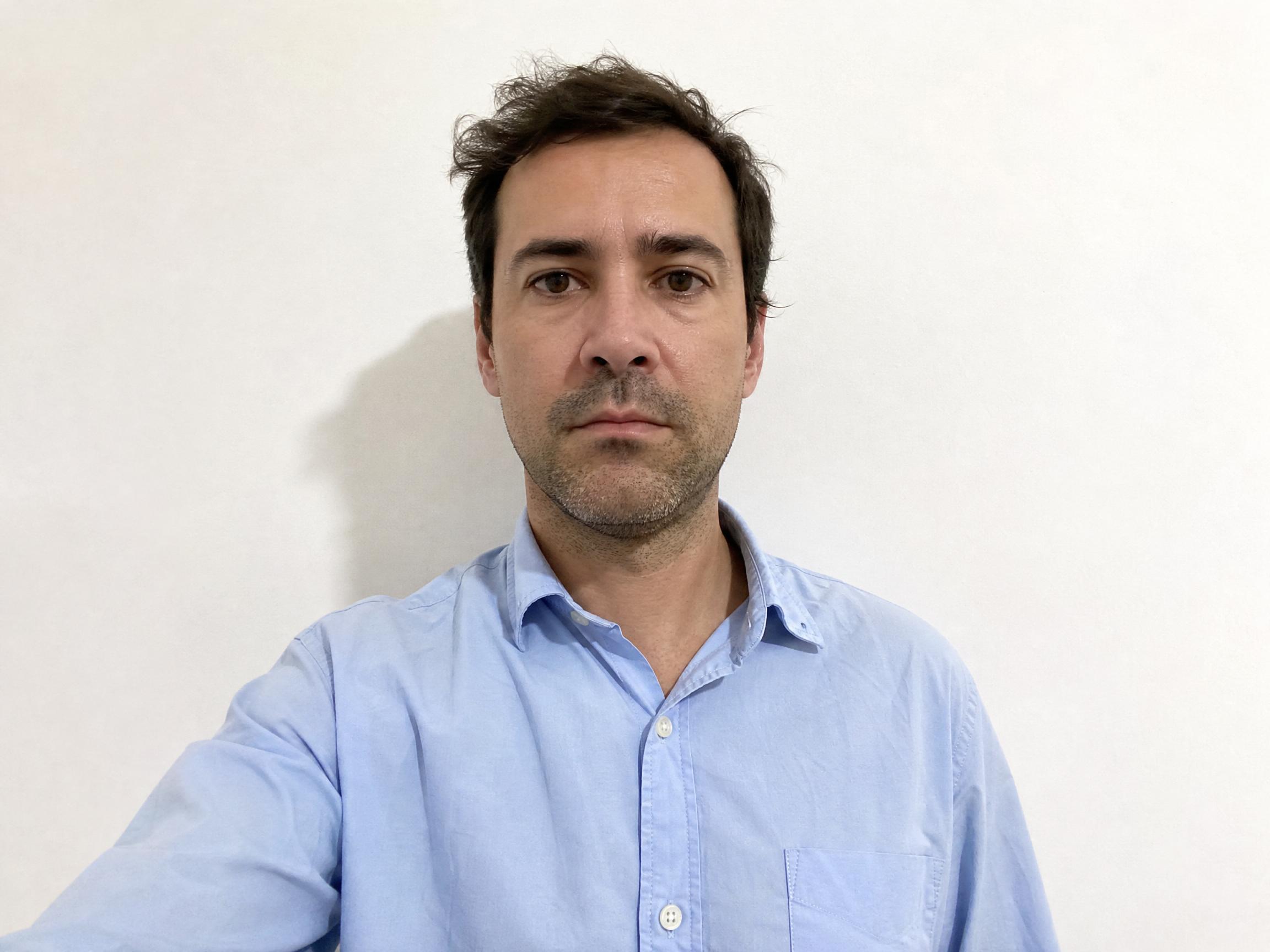Antes: retrato casual de una persona frente a una pared blanca lisa de una habitación