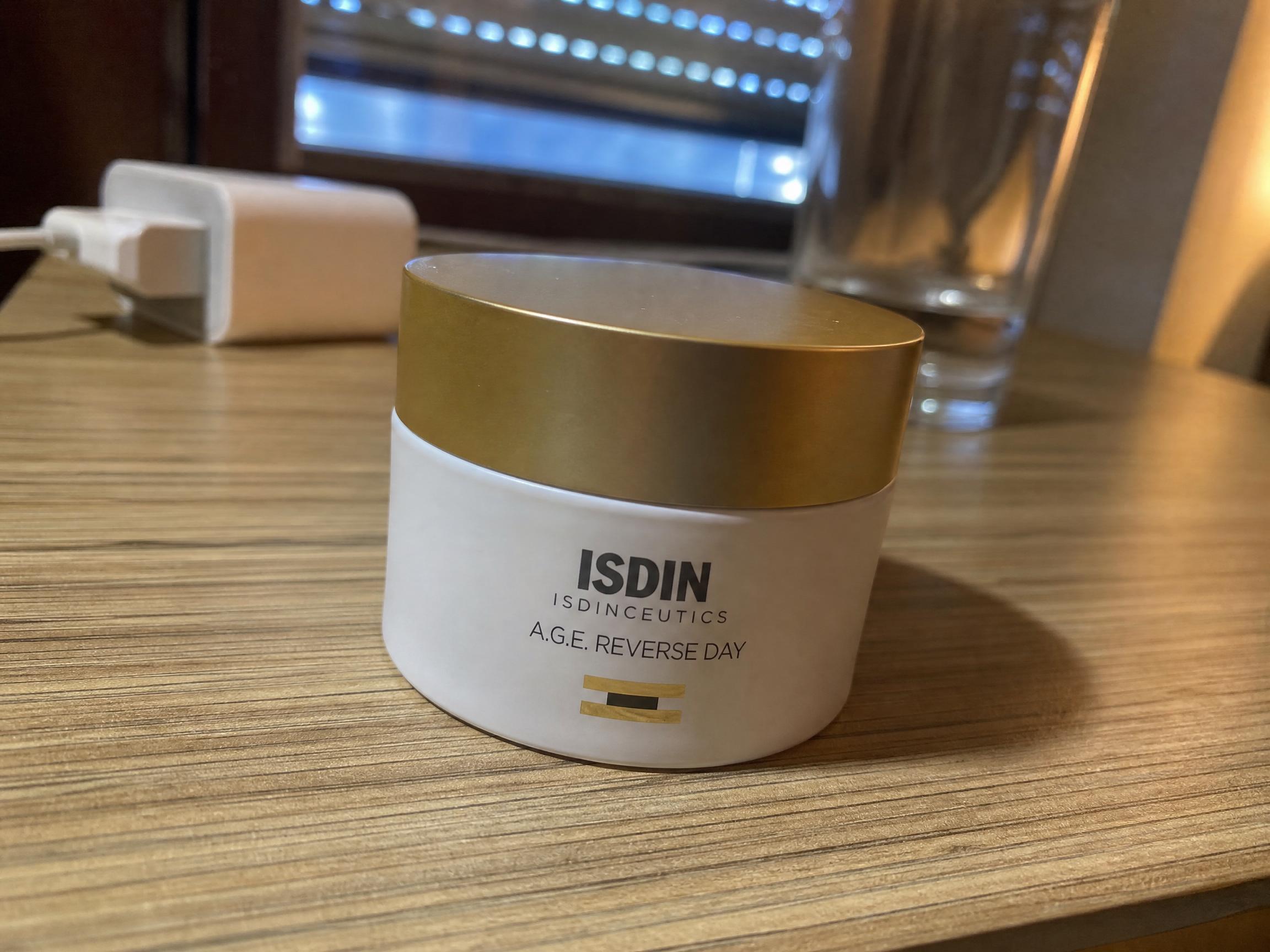 Antes: frasco de crema sobre una mesa de madera con objetos desordenados al fondo