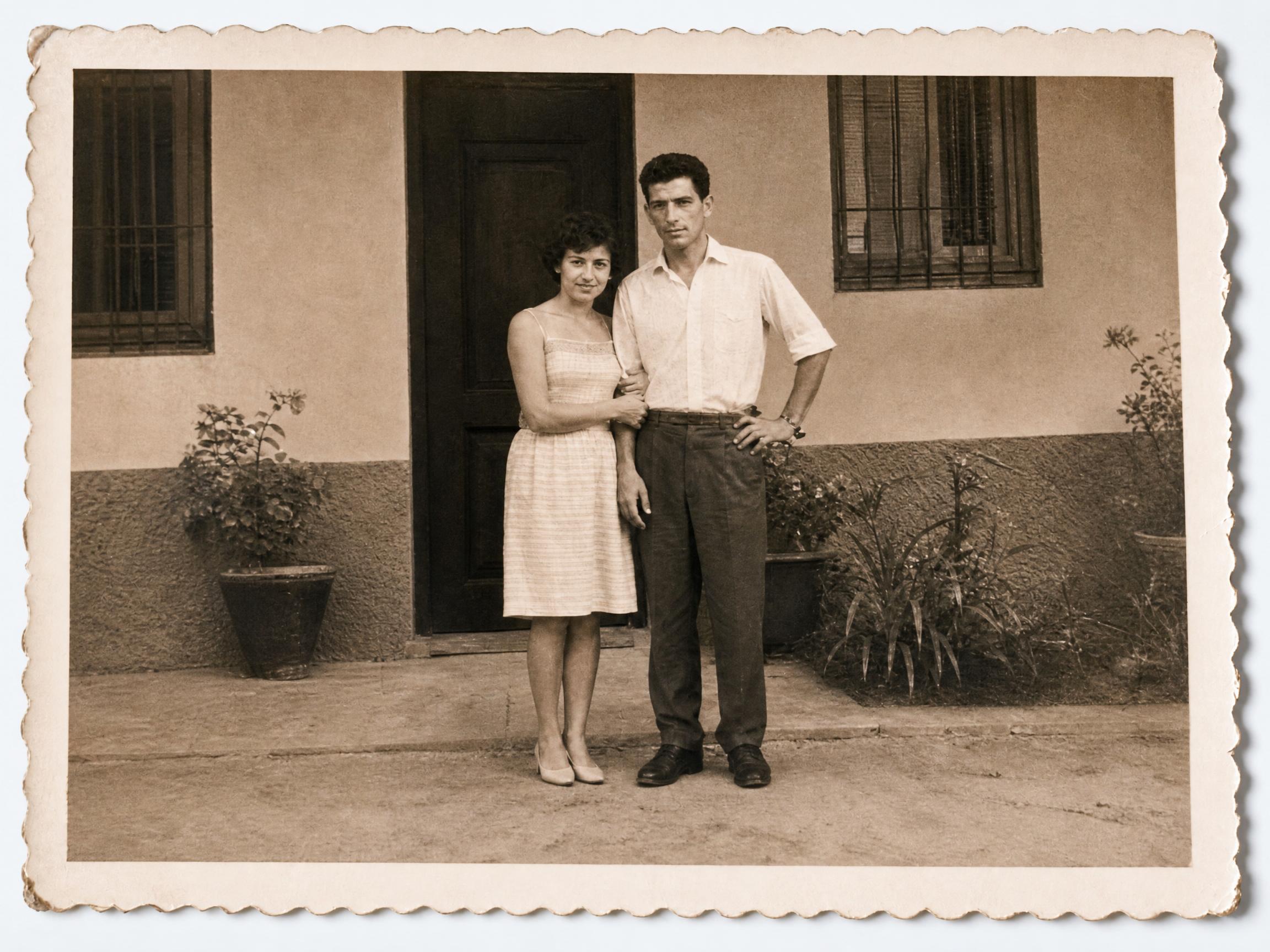 Después: la misma fotografía restaurada, con los daños eliminados y el contraste recuperado
