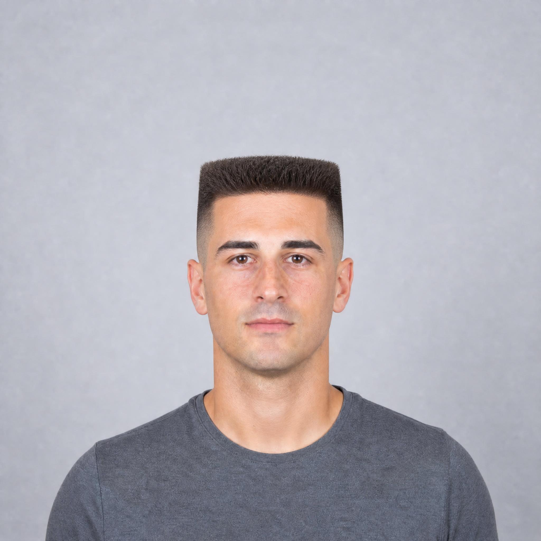 Corte flat top con la parte superior completamente plana y los laterales rapados sobre el retrato de partida masculino