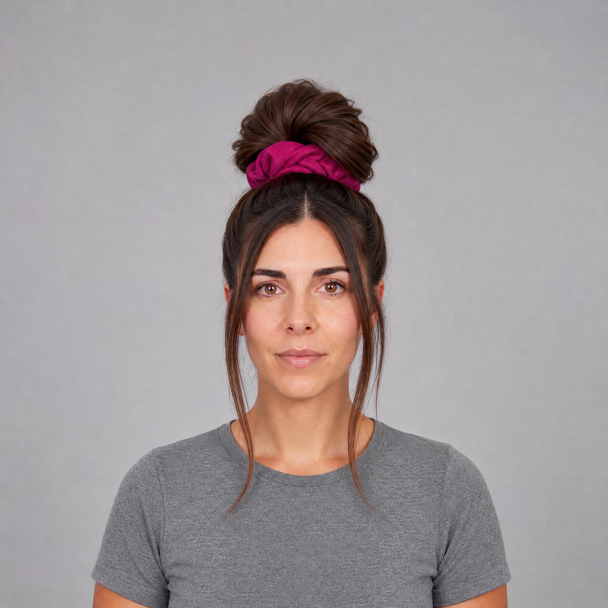 Moño alto voluminoso sujeto con un scrunchie ancho de color sobre el retrato de partida femenino