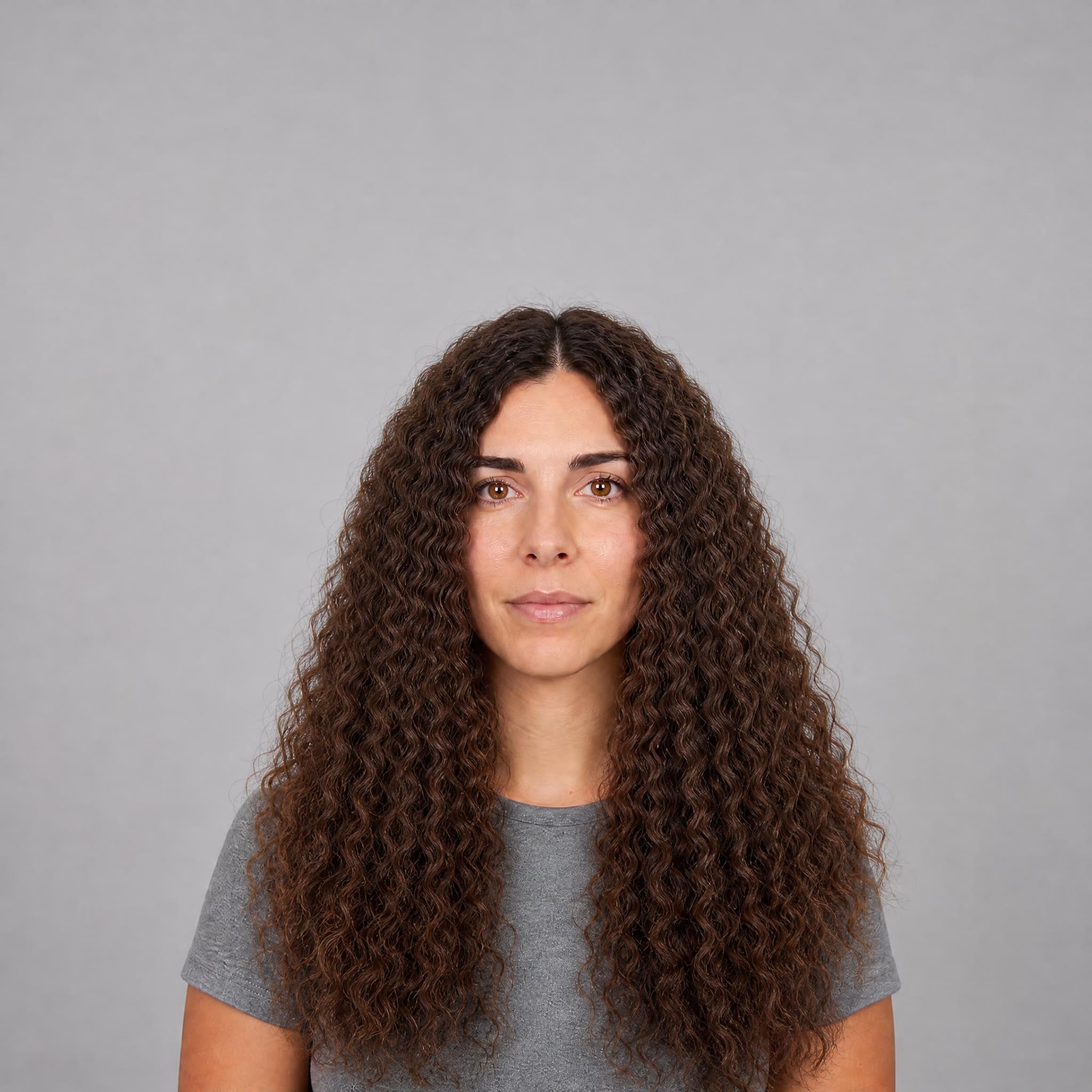 Cabello frisé con ondas diminutas en zigzag de la raíz a las puntas sobre el retrato de partida femenino