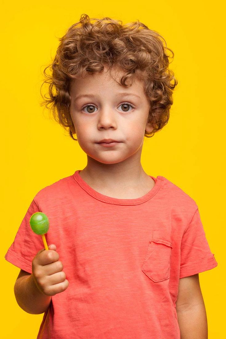 Coupe garçon avec cheveux bouclés naturels et coupe légère