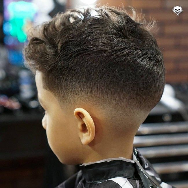 Dégradé progressif garçon, coupe courte et moderne avec cheveux plus longs sur le dessus