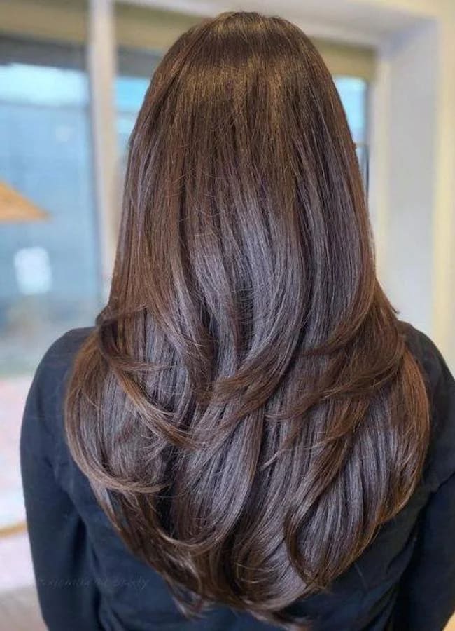 peinado de capas en V con desfilado