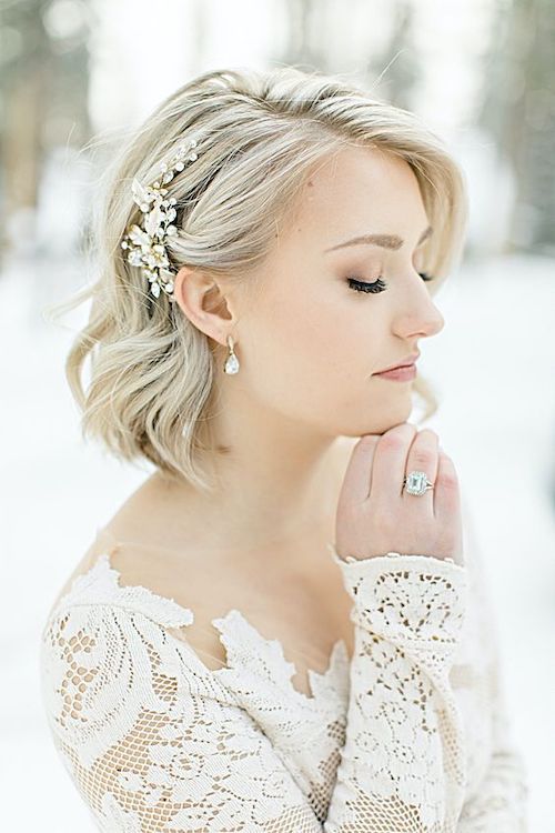 Carré wavy avec barrette bijou coiffure mariage simple et chic