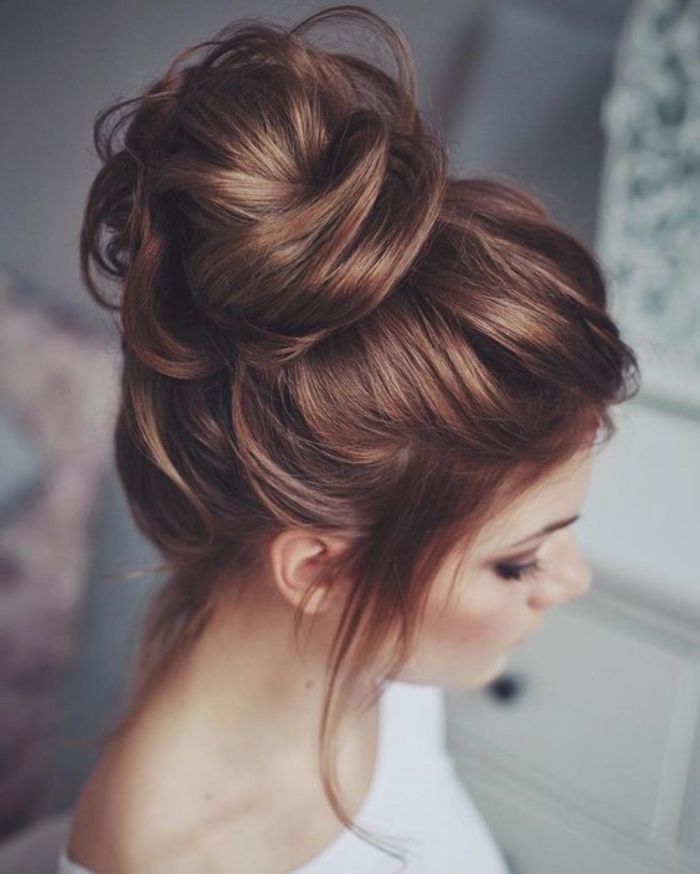 Chignon flou avec mèches détachées coiffure mariage invitée