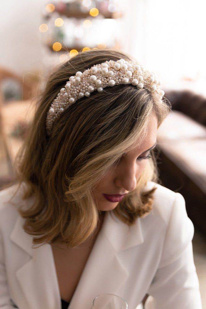 Wavy naturel avec serre-tête perlé coiffure mariage invitée
