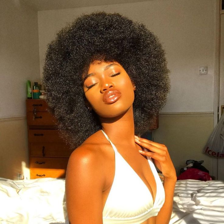Afro Naturel femme, coupe afro volumineuse