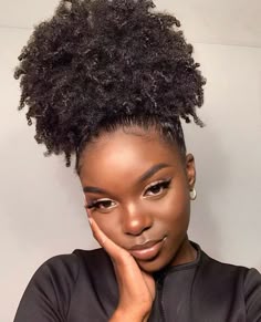 Afro Puff femme, coiffure attachée