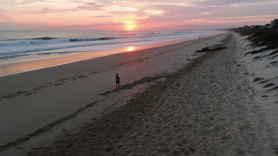 Video de persona caminando en la playa generado con MyEdit