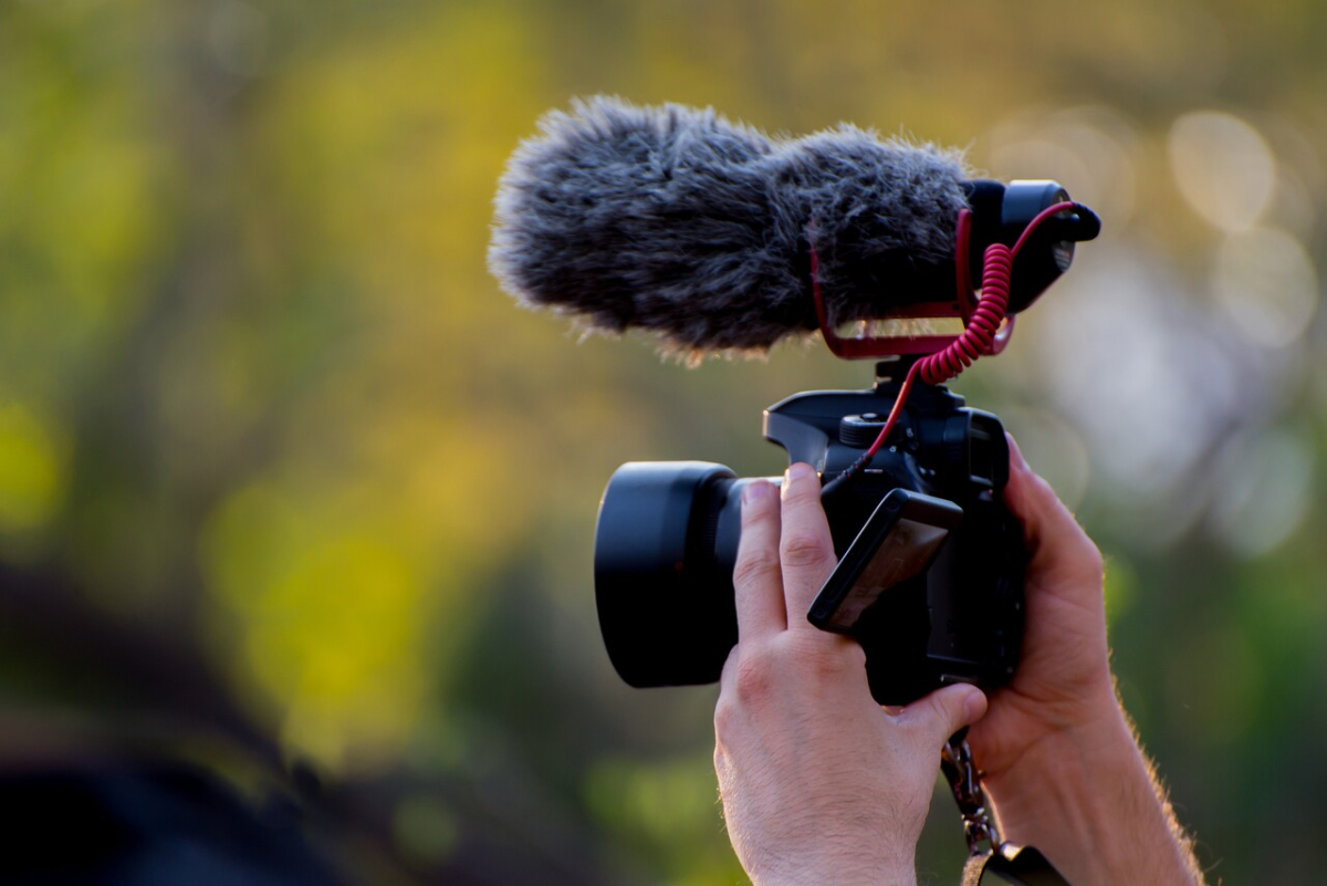 Best Mid-Range Mirroless Camera for Vlogging