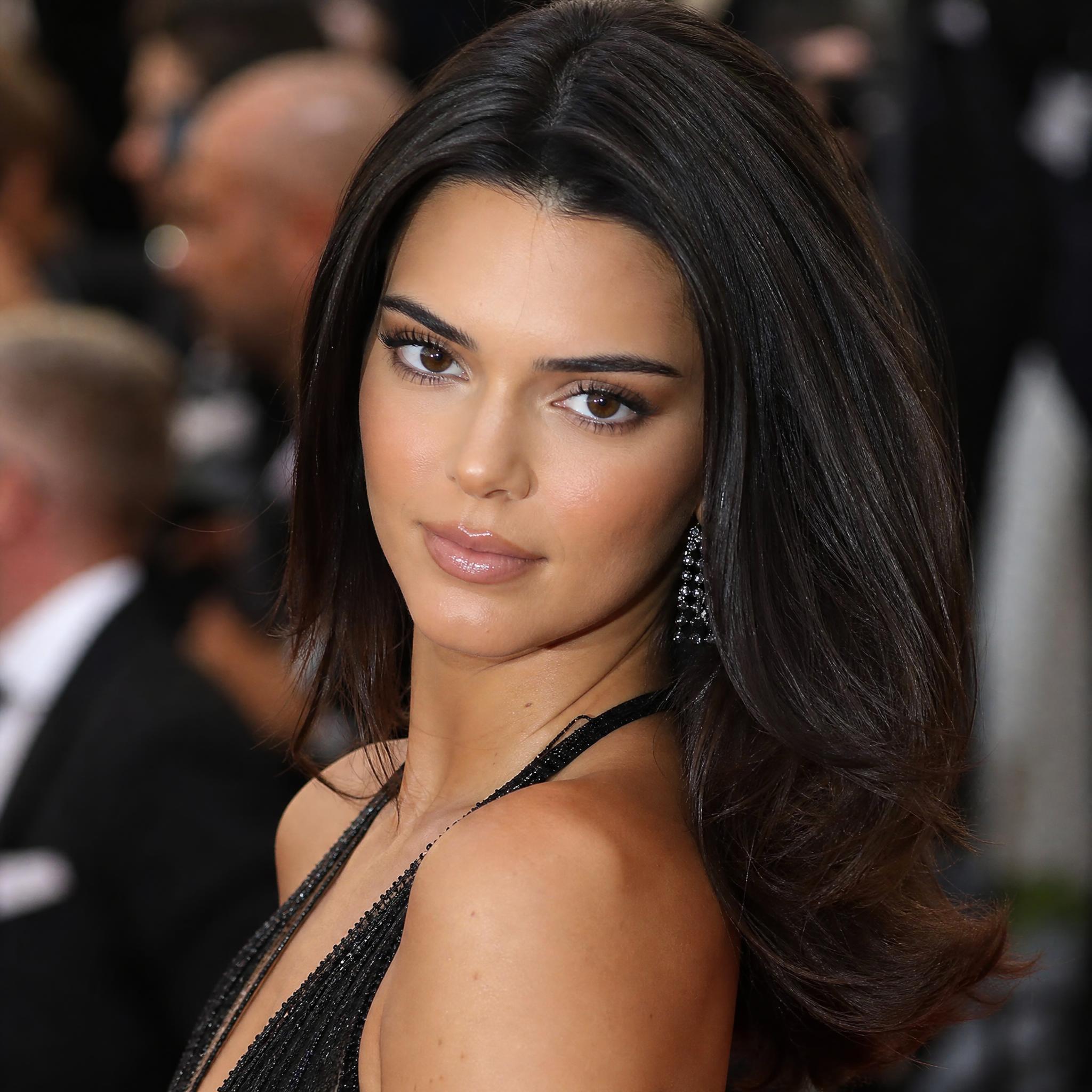 Modelo llevando un peinado blowout en la alfombra roja