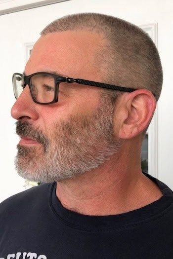 Buzz cut cheveux gris