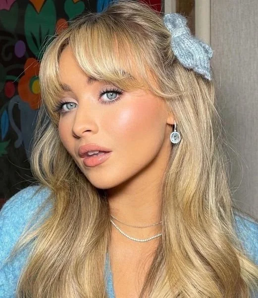 Sabrina Carpenter flequillo abierto