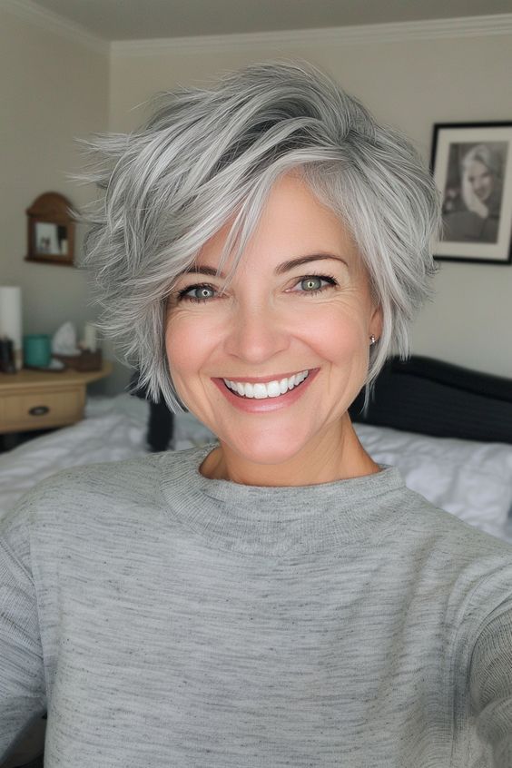 Femme avec un carré argenté lisse, cheveux gris droits à hauteur du menton, brillance naturelle, arrière-plan urbain moderne, portrait réaliste professionnel