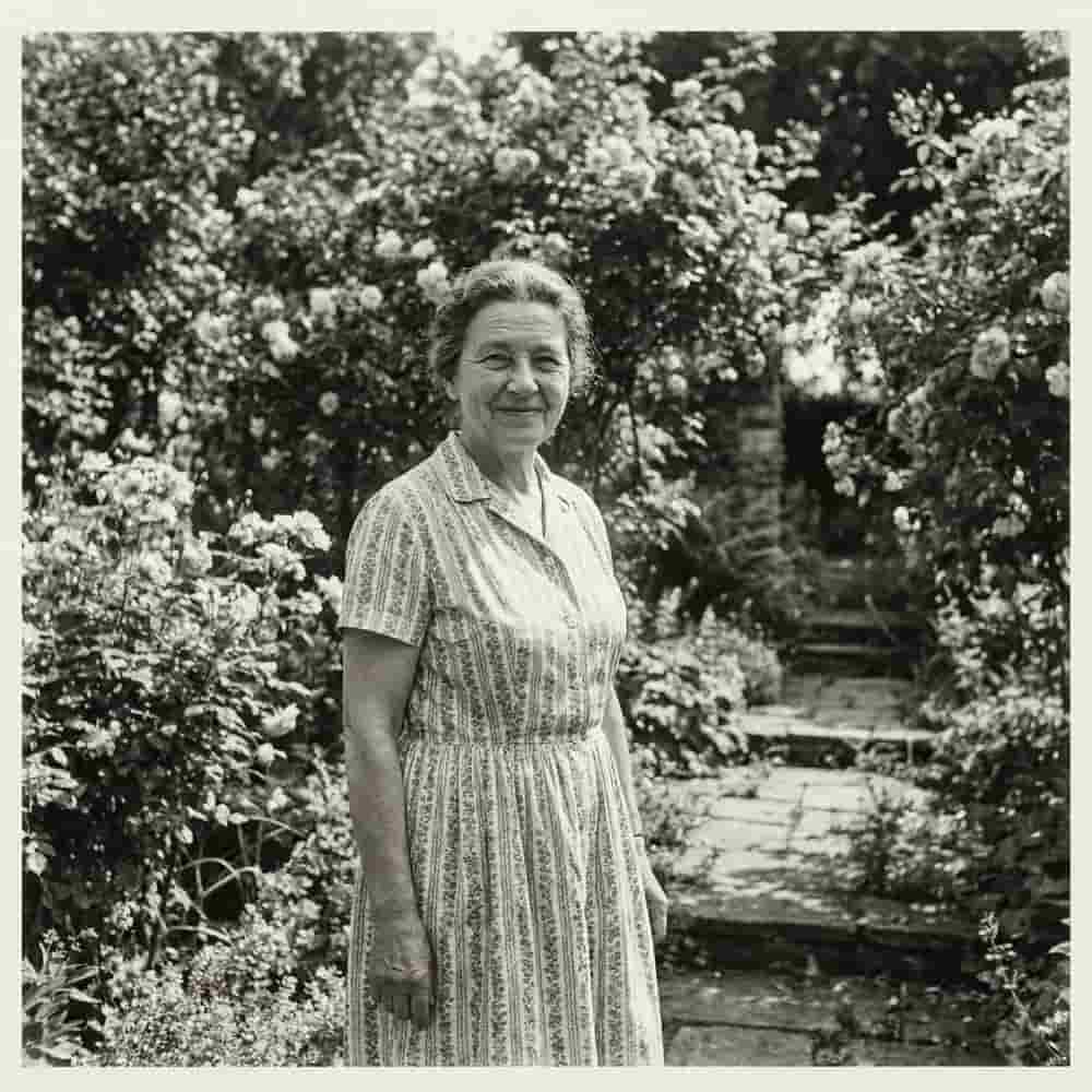 Foto en blanco y negro de mamá antes de la colorización con IA