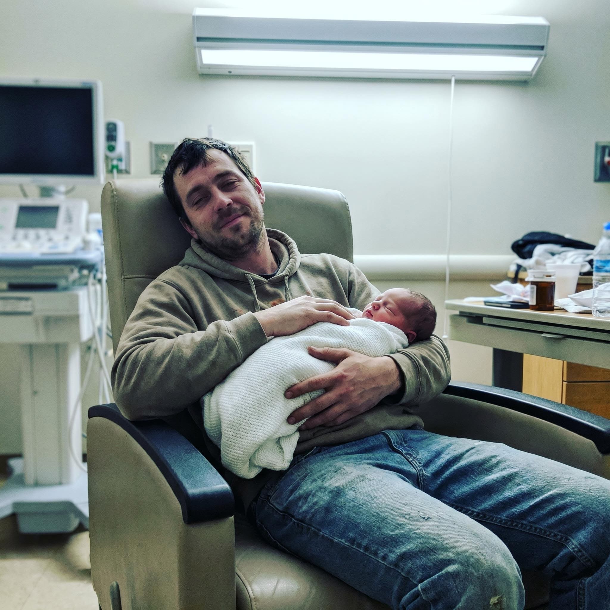 Photo de référence de papa avant portrait avec nouveau-né IA