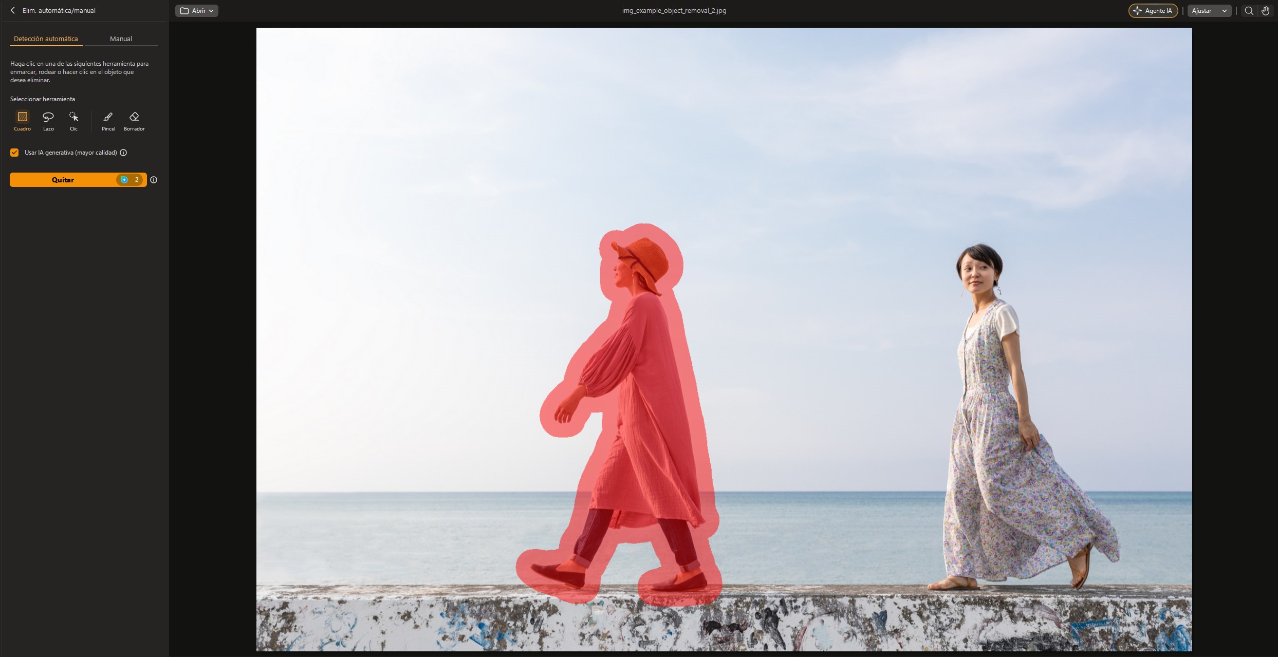 Interfaz de Eliminación de objetos de PhotoDirector con pincel seleccionando un objeto a eliminar