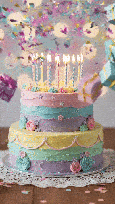 Geburtstags-GIF: 'Ein pastellfarbener Geburtstagskuchen mit brennenden Kerzen, funkelndem Konfetti und schwebenden Geschenkboxen. Der Text Alles Gute! erscheint in verspielter rosa Schrift mit Glitzer-Effekt.'