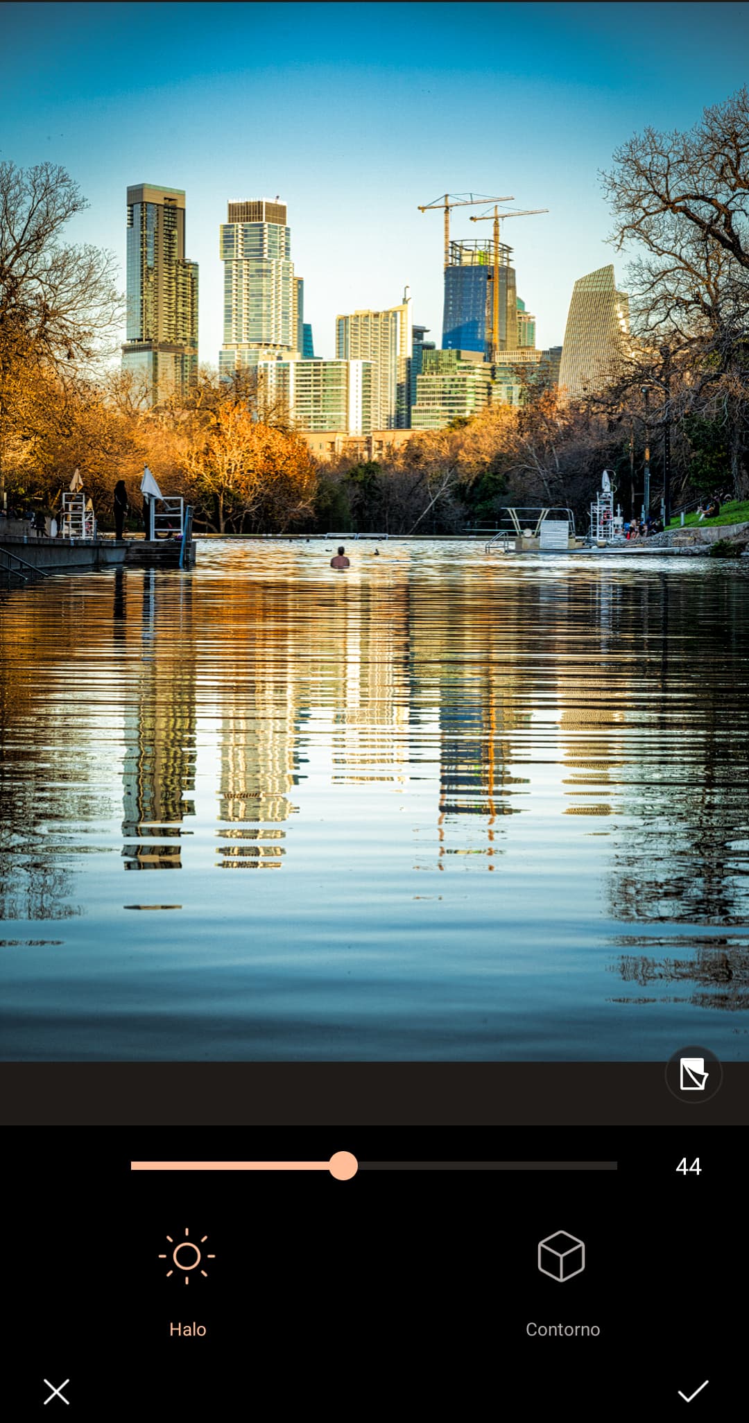 Interfaz de PhotoDirector en móvil para editar fotos HDR
