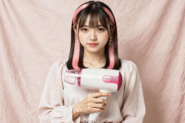 ドライヤーを人間化した女性（白とピンクの衣装と髪色）