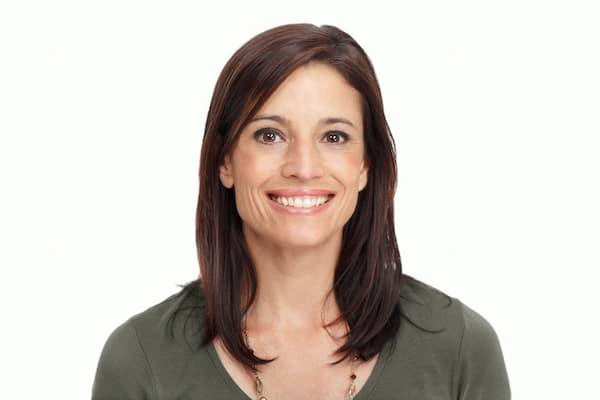 Animation: Mit einer KI-Foto-App verschiedene Frisuren und Haarfarben virtuell testen.