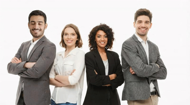 Animiertes GIF zeigt den Vorher-Nachher-Vergleich eines Gruppenfotos: Ein Mann mit geschlossenen Augen wird per KI Face Swap korrigiert, während die restliche Gruppe unverändert bleibt.