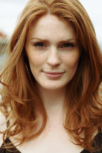 Eine Frau mit langen roten Haaren probiert verschiedene Frisuren und Haarfarben per KI aus, von glatt bis wellig.