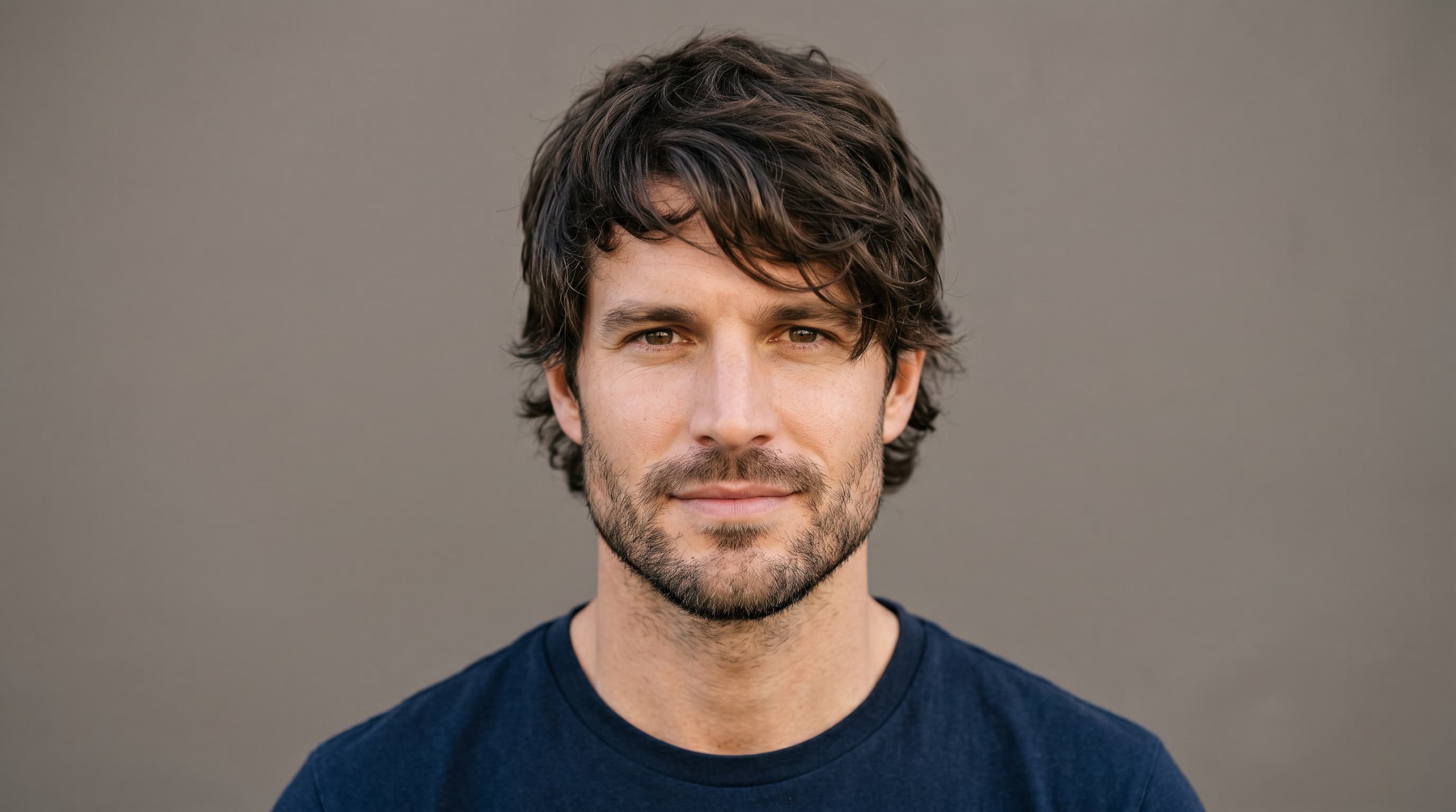 Modelo con corte de tipo medio largo con flequillo