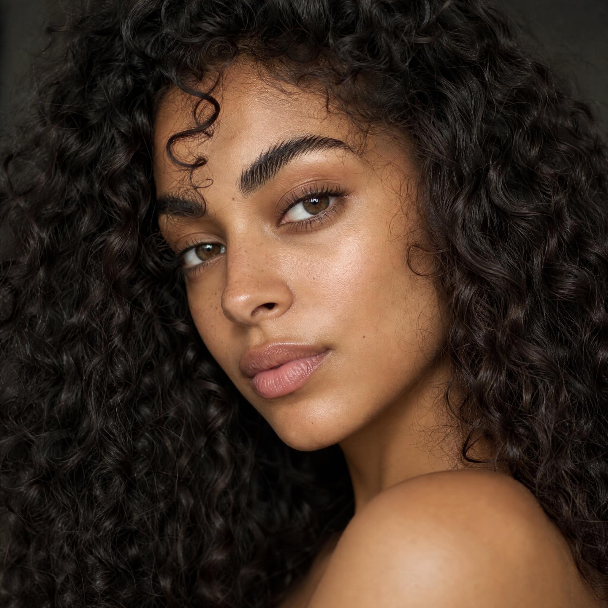 Mujer con pelo rizado