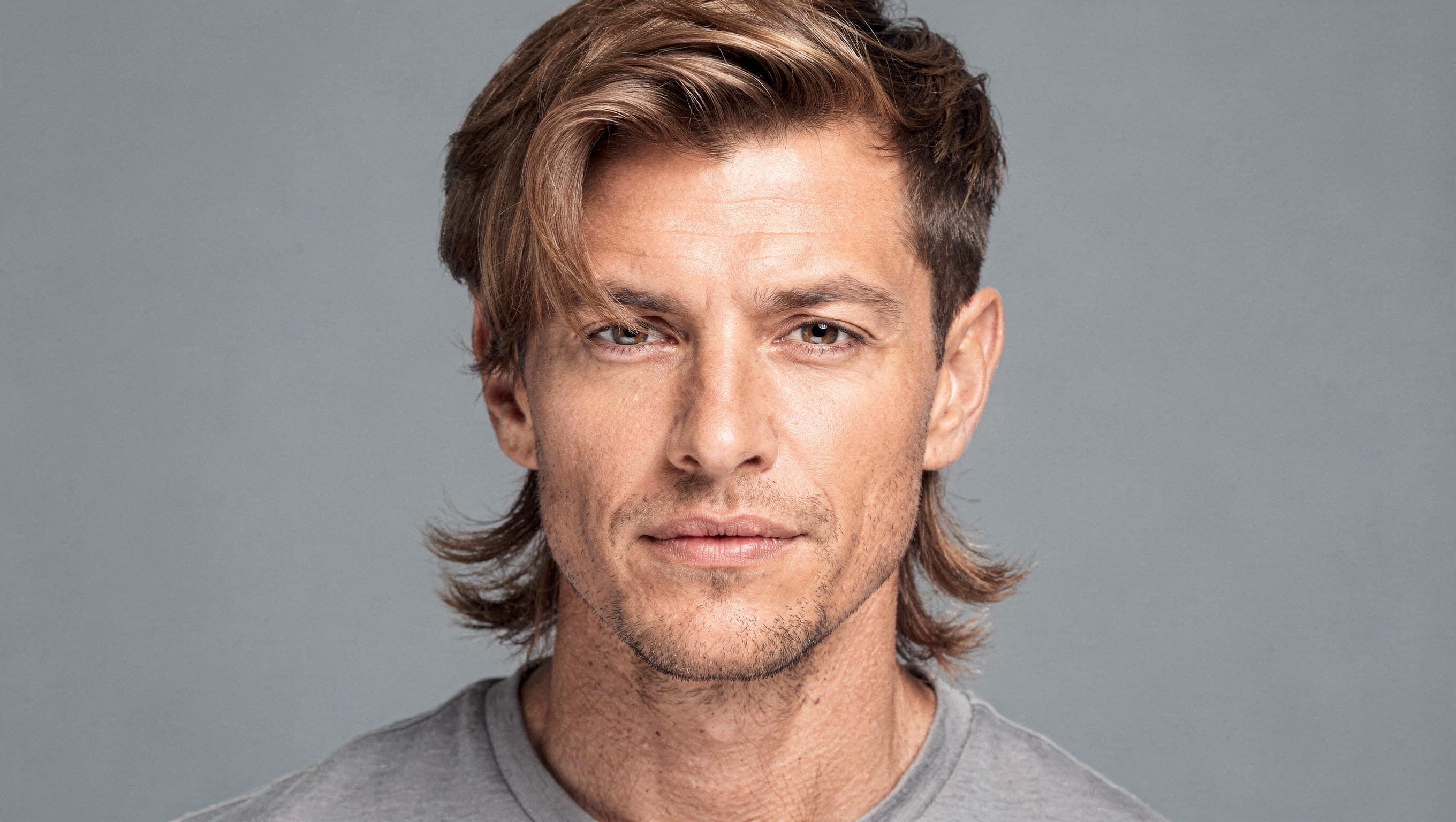 Modelo con corte de tipo mullet suave