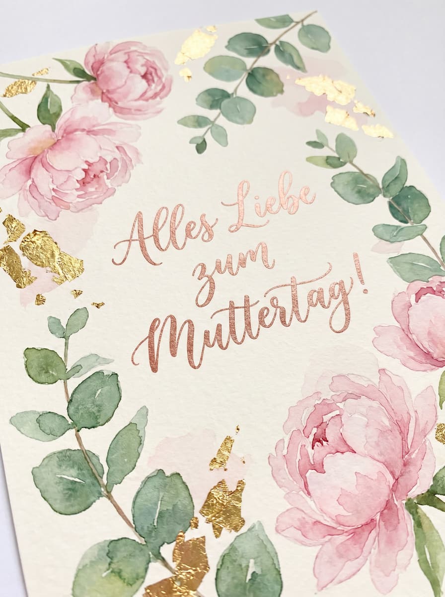 Aquarell-Illustration mit rosa Pfingstrosen, Eukalyptus und Gold-Elementen mit dem Text Alles Liebe zum Muttertag!