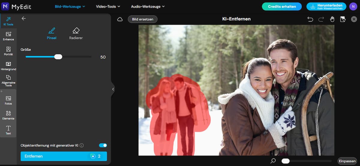 Die deutschsprachige Benutzeroberfläche des MyEdit Online-Editors zeigt ein Pärchenbild im Schnee, bei dem störende Personen im Hintergrund rot maskiert sind.