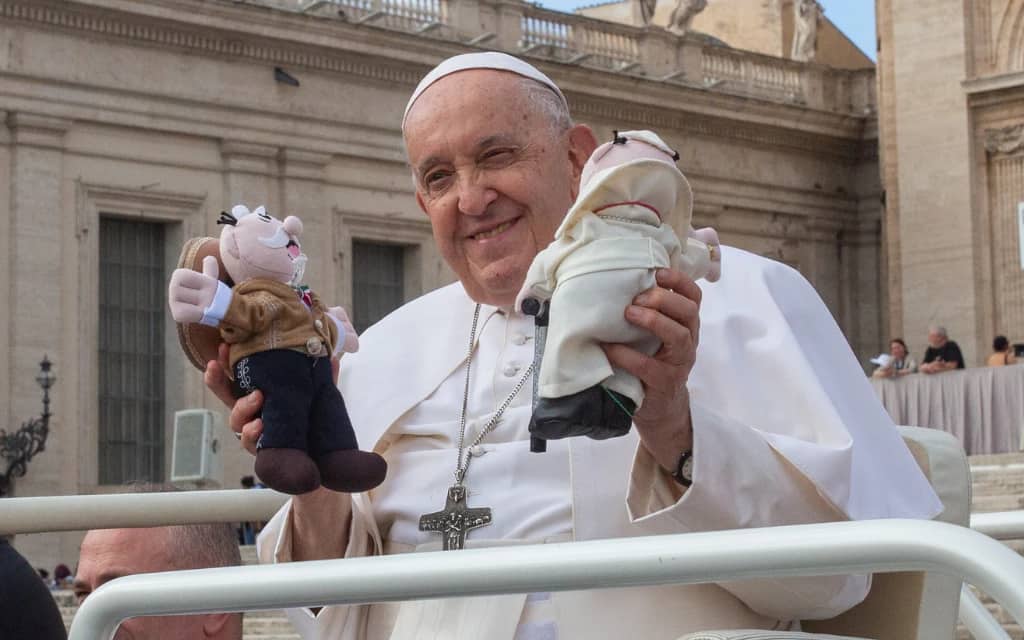 Imagen del Papa Francisco con Doctor Simi