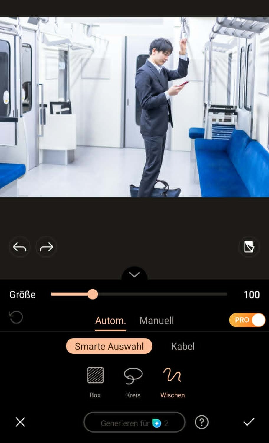 Die Benutzeroberfläche der PhotoDirector-App mit den Werkzeugen für die KI-Entfernung wie „Smarte Auswahl“ und dem Pinsel-Größenregler unter einem U-Bahn-Foto.