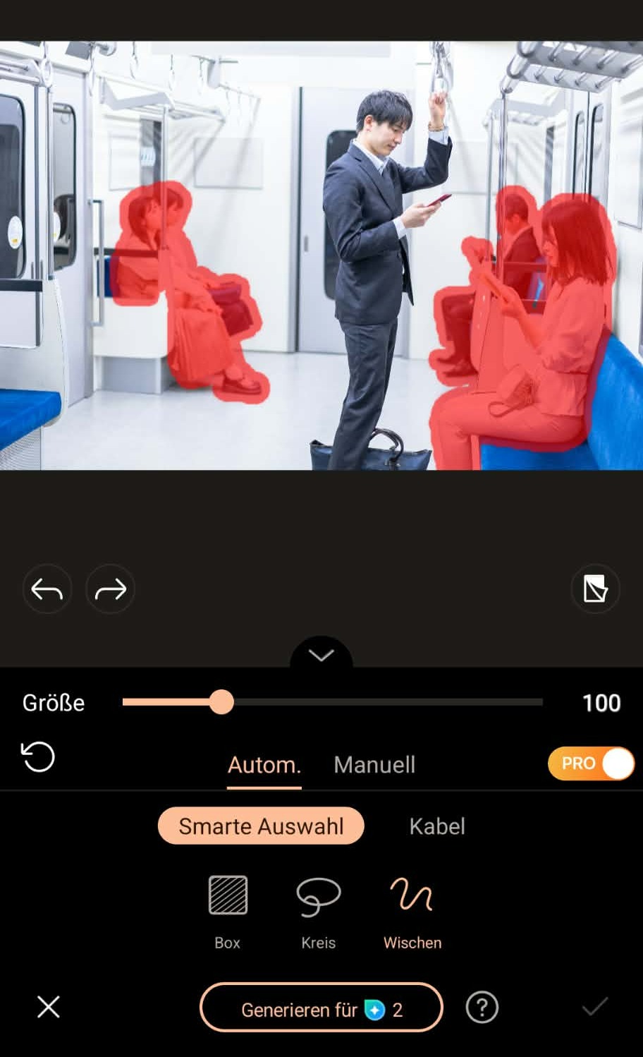 Ein Screenshot der PhotoDirector-App, bei dem unerwünschte Personen im Hintergrund einer U-Bahn rot maskiert sind, um sie mit der smarten Auswahl zu entfernen.