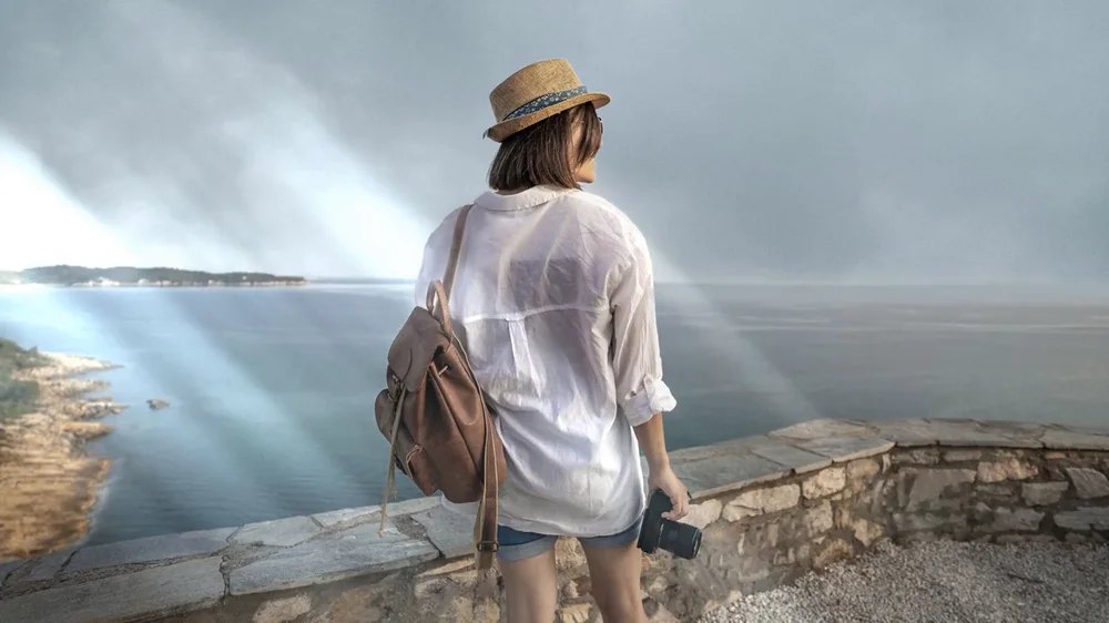 The same photo exported as a video, with the beams sweeping back and forth across the sea