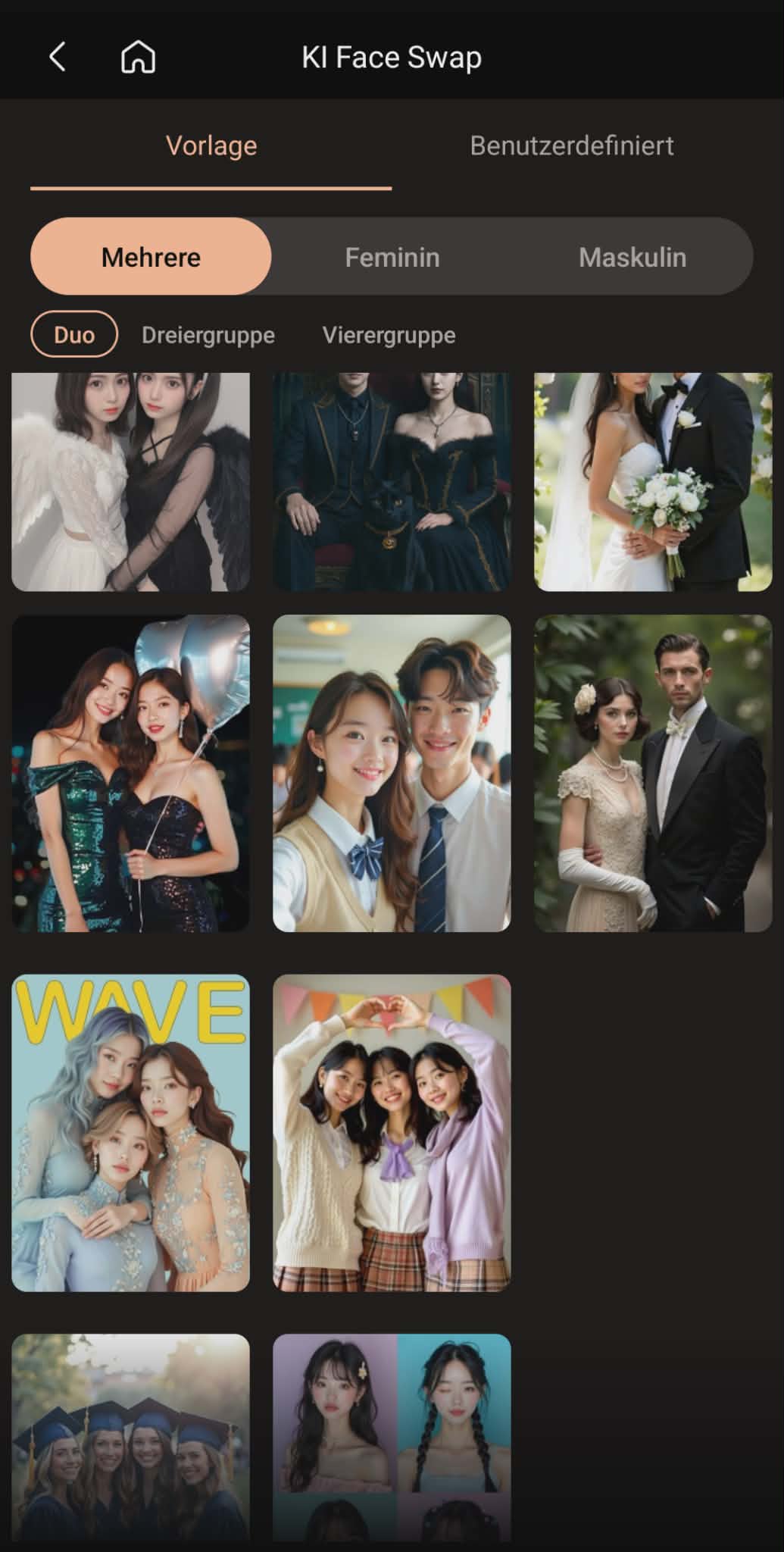 Ansicht der PhotoDirector Mobile-App für KI-Face-Swaps. Das Interface zeigt eine Galerie mit verschiedenen Vorlagen für Paare (Duo) und Gruppen (Drei- oder Vierergruppe). Die Kategorien Femininstil und Maskulinstil sind oben in der Navigation sichtbar, ideal für schnelle Gesichtstausche direkt auf dem Smartphone.