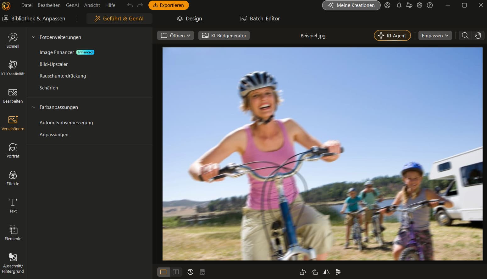 Benutzeroberfläche von PhotoDirector auf dem PC mit der Menüauswahl für Fotoerweiterungen wie Image Enhancer und Schärfen.