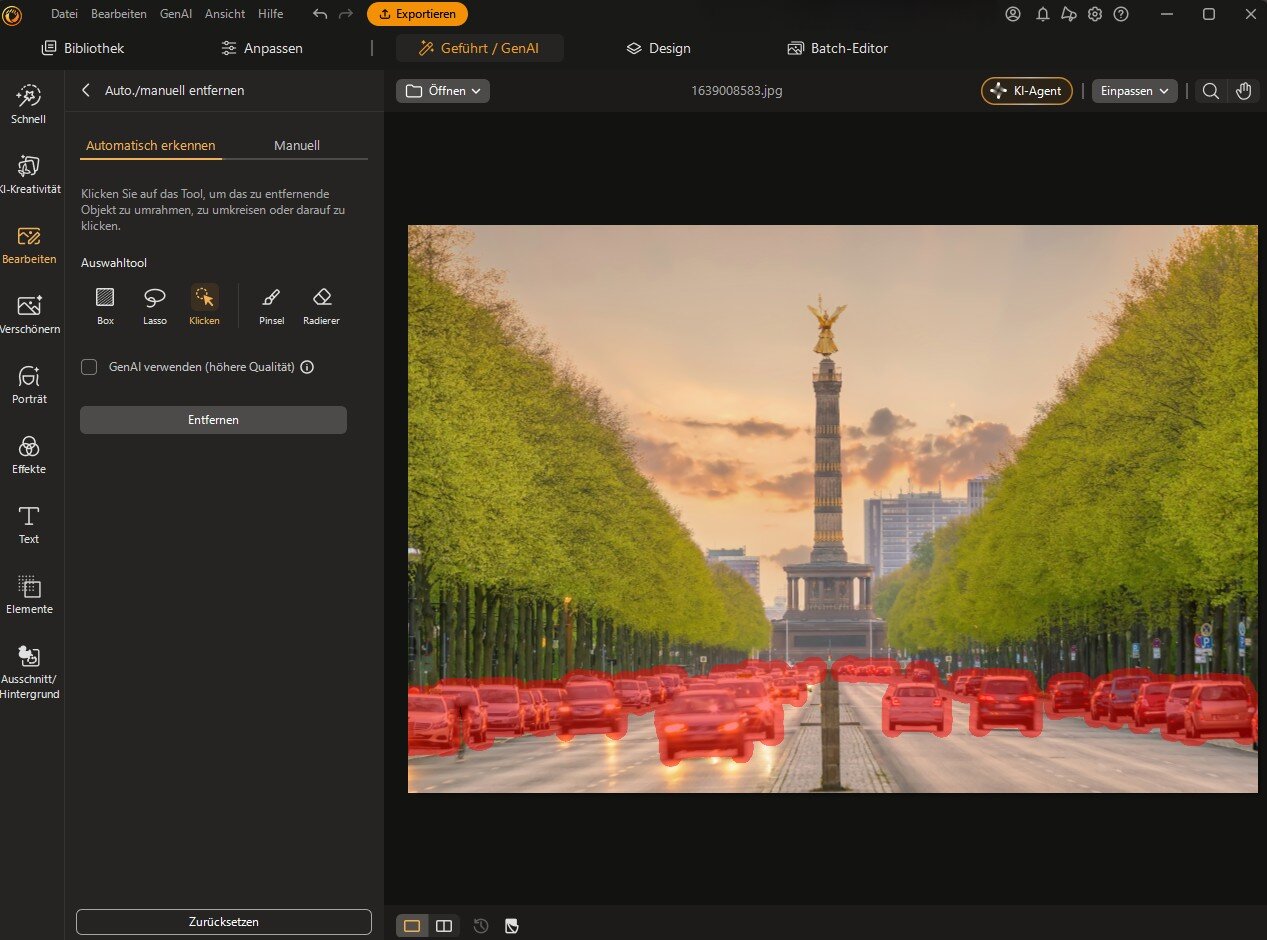 Die PC-Benutzeroberfläche von PhotoDirector zeigt ein Foto der Berliner Siegessäule, bei dem zahlreiche Autos auf der Straße rot maskiert sind, um sie automatisch zu entfernen.