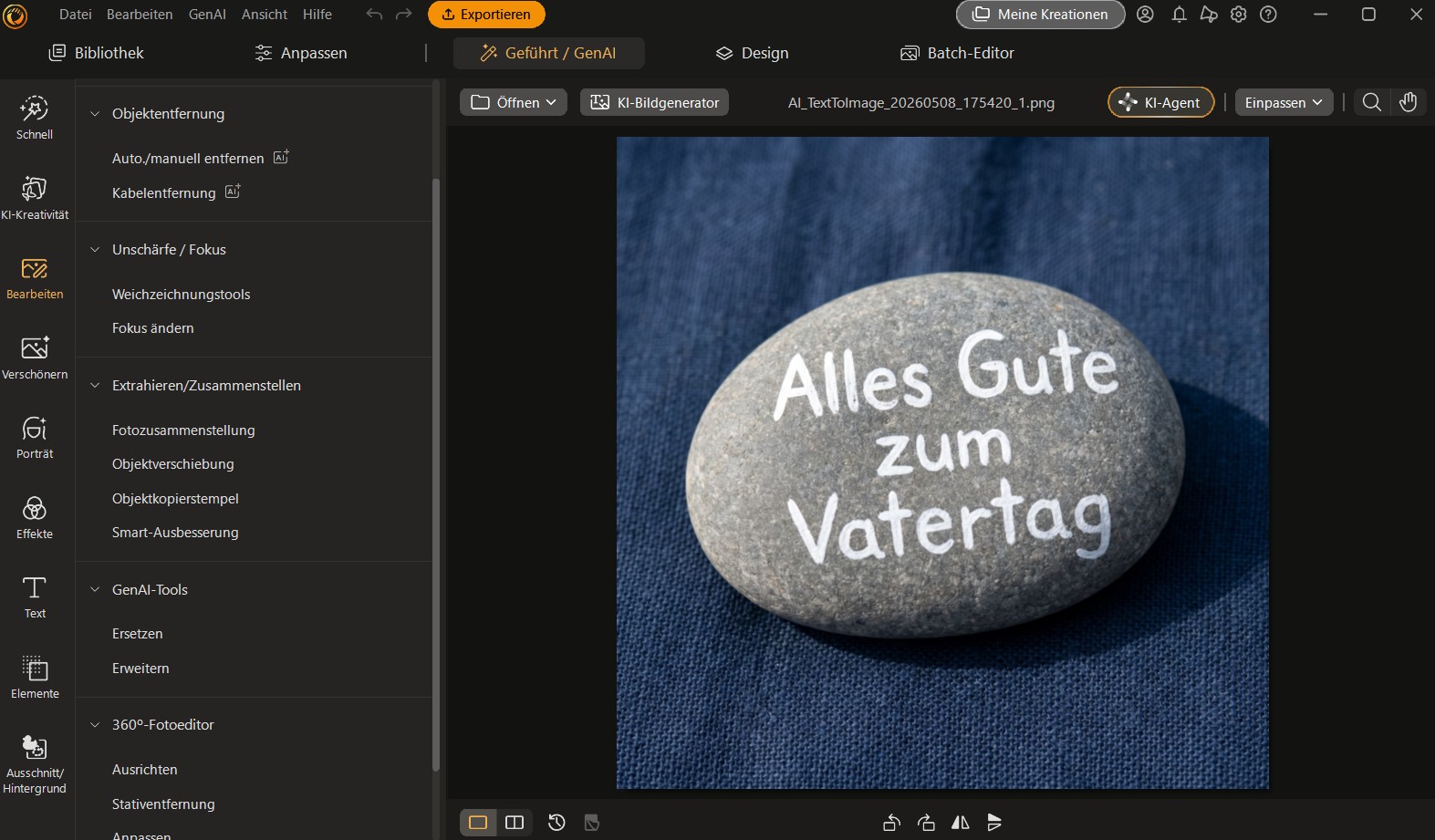 Benutzeroberfläche von PhotoDirector zeigt ein KI-generiertes Vatertagsbild mit einem grauen Kieselstein und dem Schriftzug Alles Gute zum Vatertag.