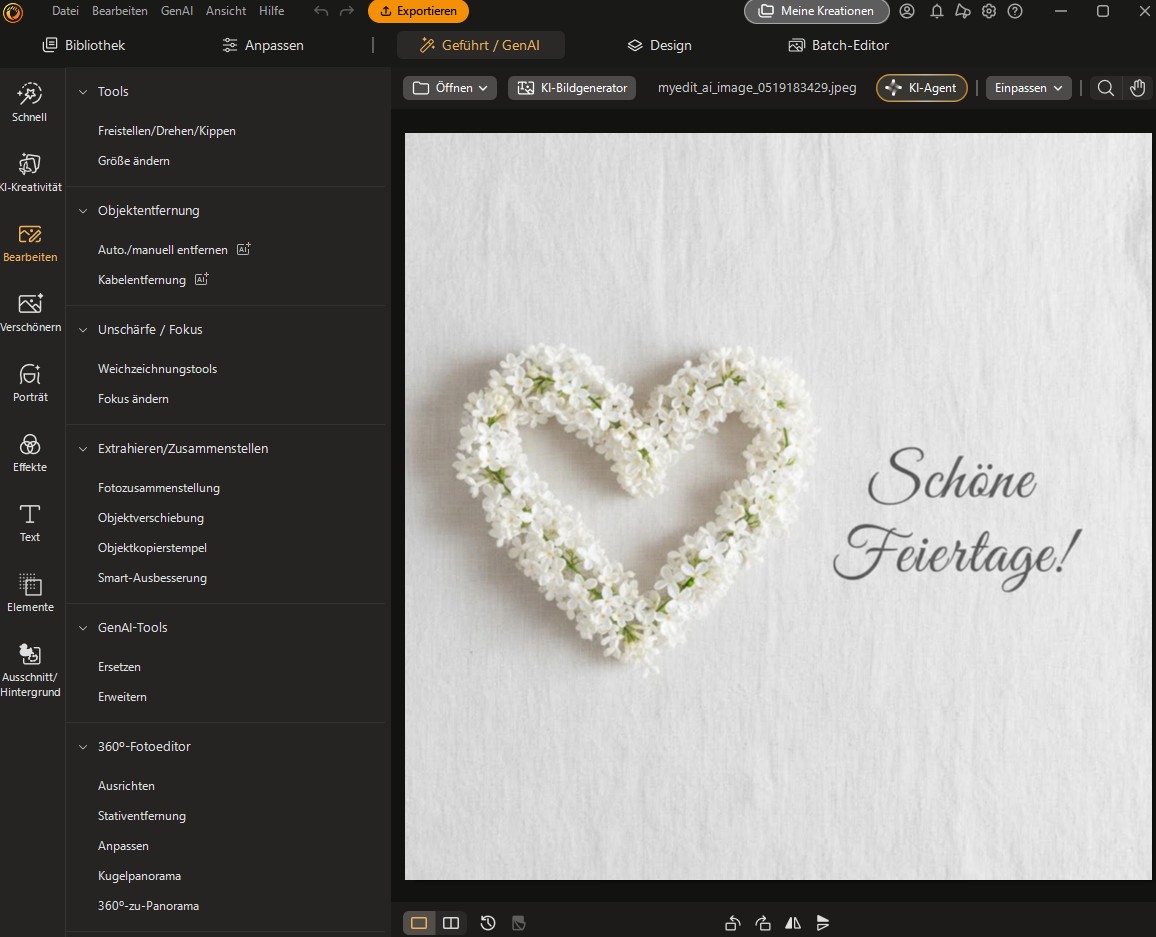 Die Benutzeroberfläche von PhotoDirector zeigt die Bearbeitung eines Pfingstgrußes mit einem weißen Blumenherz auf Leinen und dem eleganten Schriftzug Schöne Feiertage.