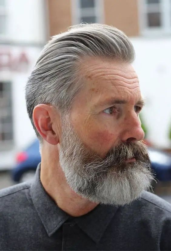 Pompadour court cheveux gris