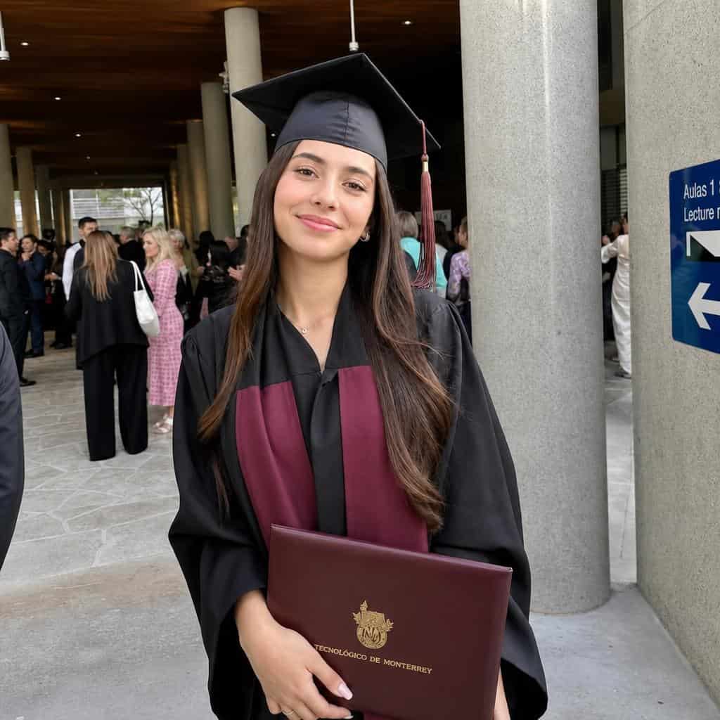 Foto de graduación con iluminación profesional corregida con IA en MyEdit