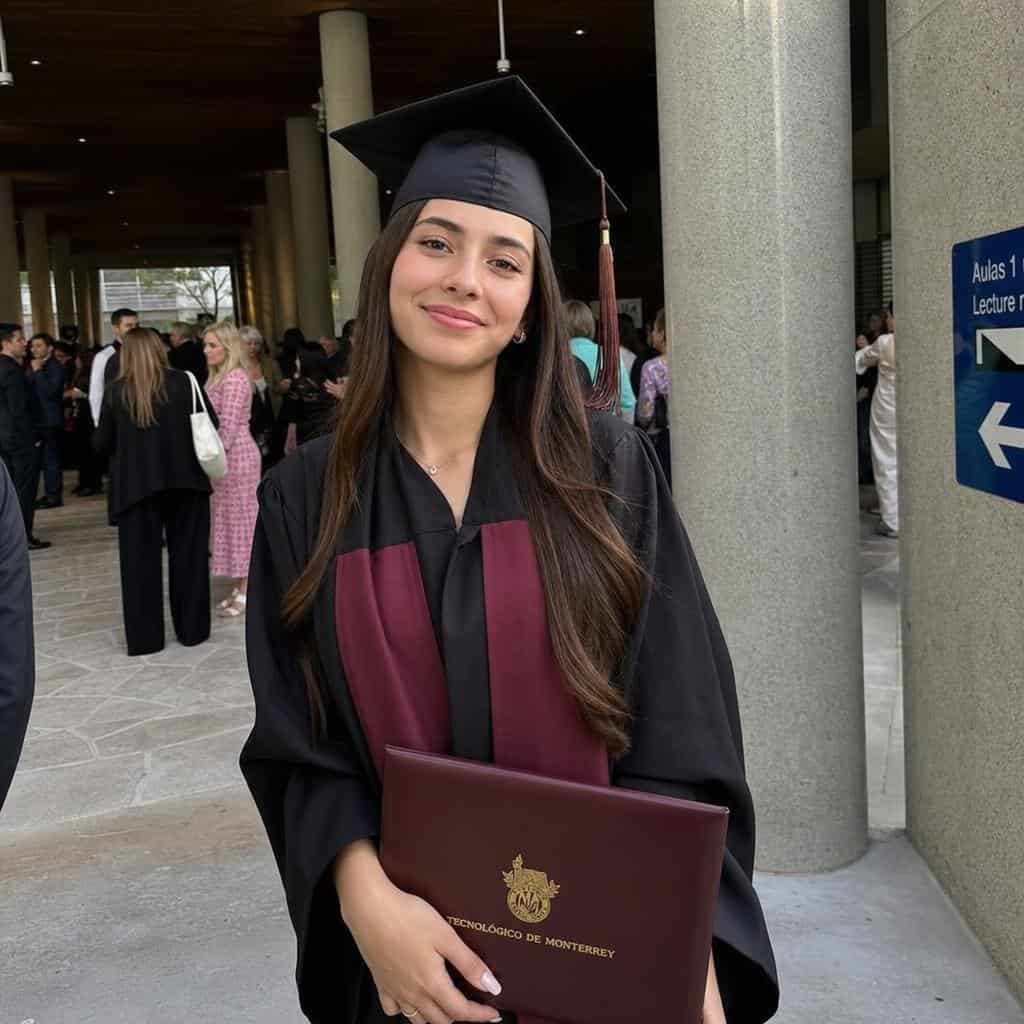 Foto de graduación con iluminación deficiente, antes de corregir con IA en MyEdit