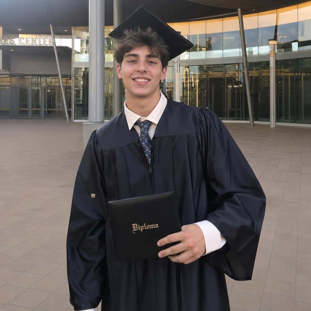 Foto de graduación con fondo limpio sin distracciones, después de editar con IA en MyEdit